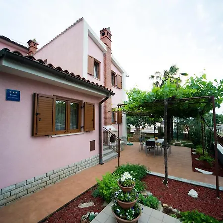 Holiday House In With Sea View 度假居 *